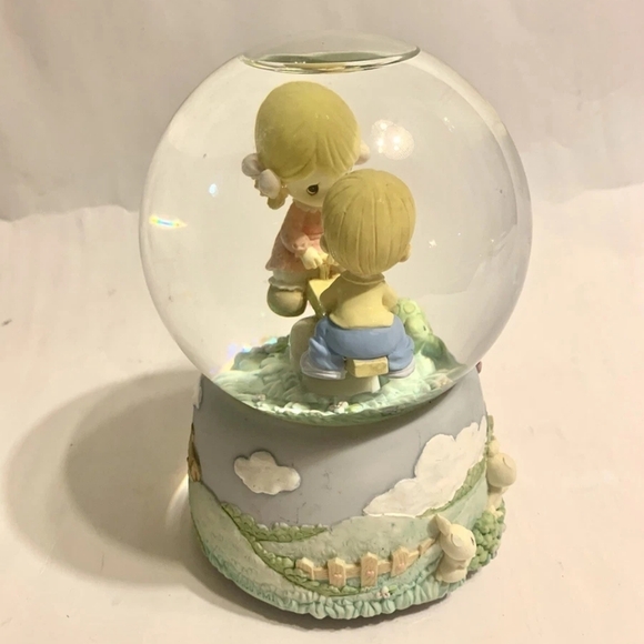 Precious Moments While Walking In The Park One Day Musical Snow Globe 5.5" Tall - Picture 5 of 10